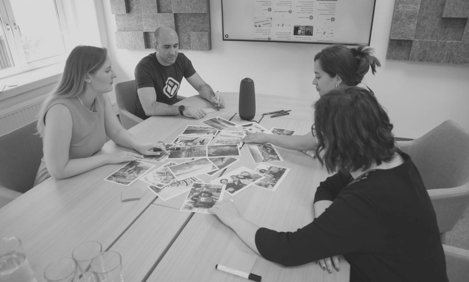 Espace de formation moderne avec outils pédagogiques pour l'apprentissage de l'investissement